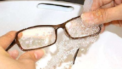 镜片上总有指纹印，到底应该怎么清洗？——眼镜清洗剂使用全攻略